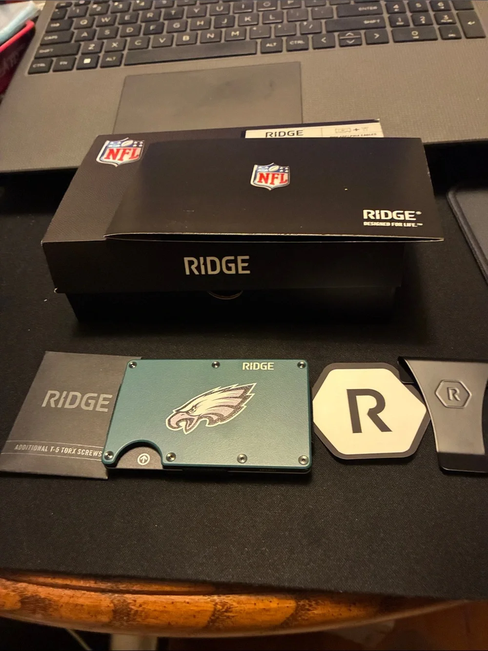 RIDGE RFID BLOCKING METAL WALLET. LICENSED BY THE PHILLY EAGLES. HOLD 12 CARDS.